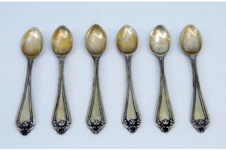 Conjunto de seis colheres de café em prata com cabos concheados e frisados.